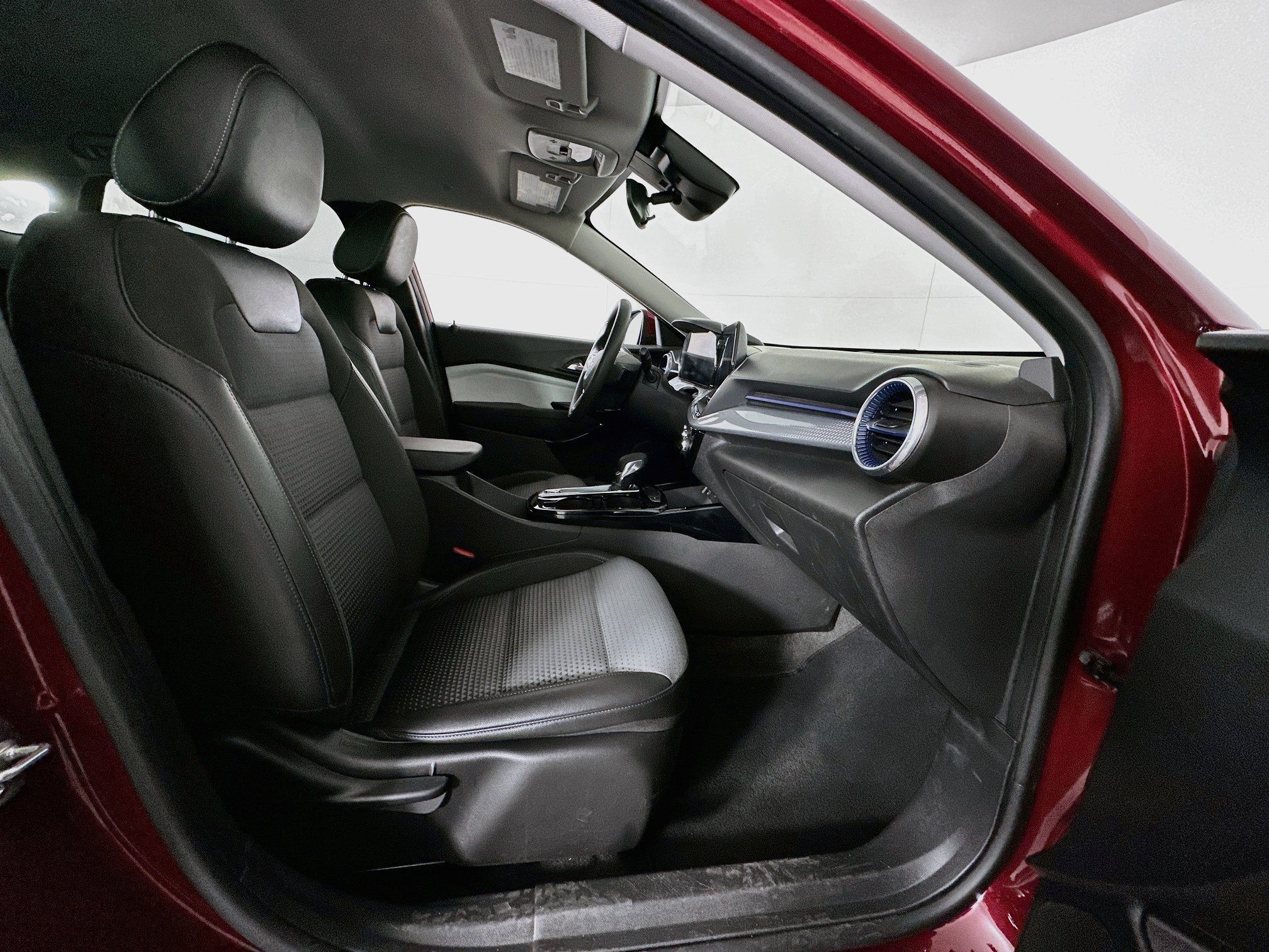 Used 2025 Chevrolet Trax LT FWD image 29