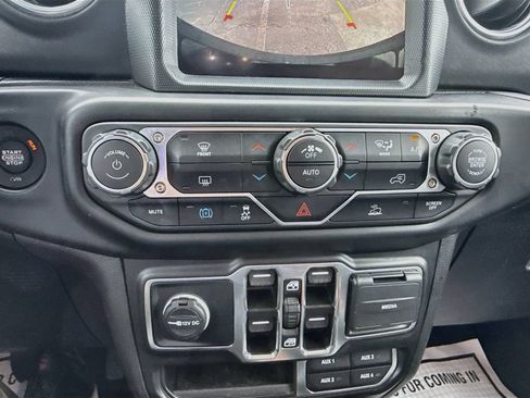 Used 2022 Jeep Wrangler Unlimited Sahara AWD/4WD image 17