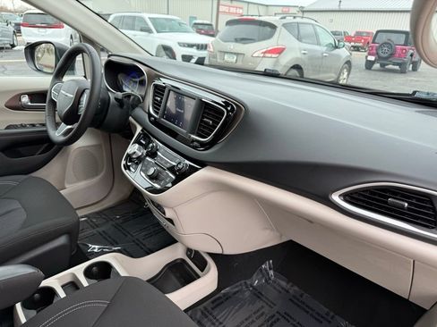 Used 2023 Chrysler Voyager LX FWD image 20