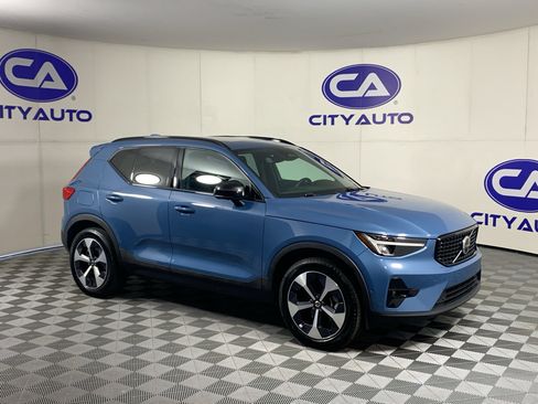 Used 2024 Volvo XC40 B5 Plus AWD/4WD image 1