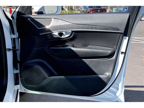 Used 2020 Volvo XC90 T5 Momentum image 24