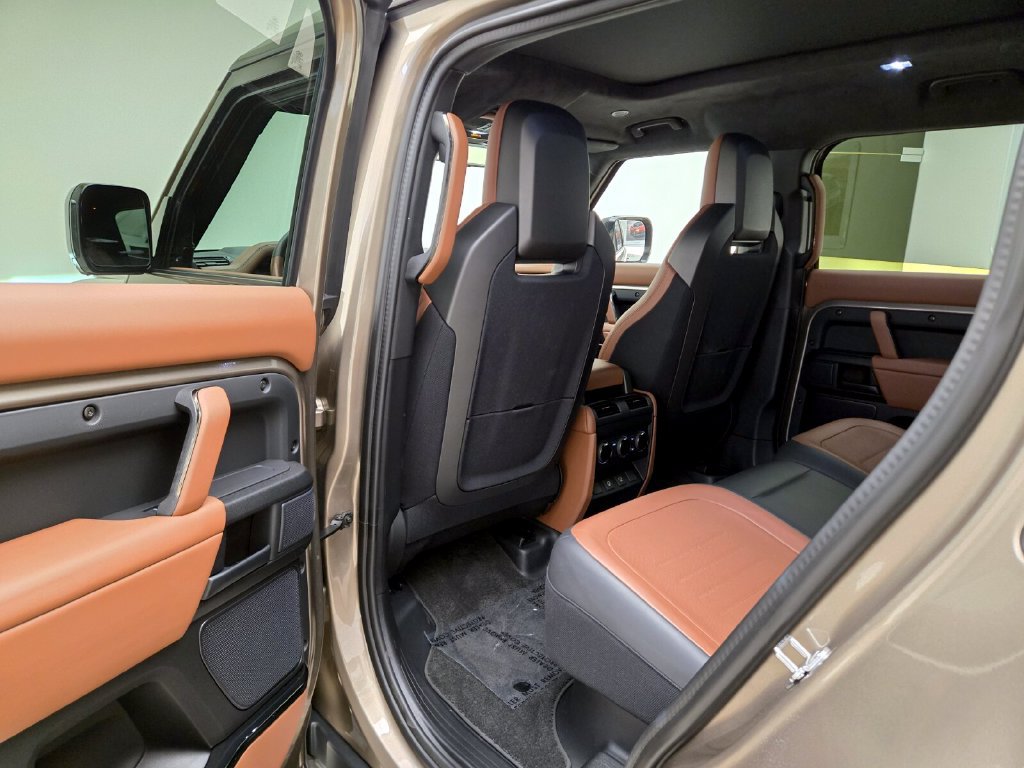 Used 2025 Land Rover Defender 110 AWD/4WD image 19
