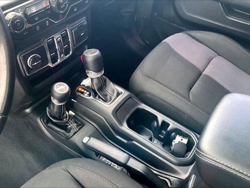 Used 2022 Jeep Wrangler Unlimited Sahara AWD/4WD image 16