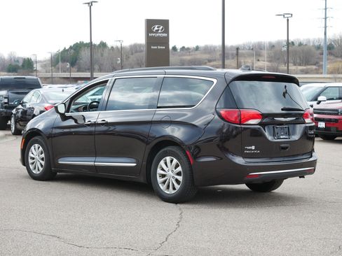 Used 2017 Chrysler Pacifica Touring-L w/ 13 Speaker Alpine Sound Group FWD image 8