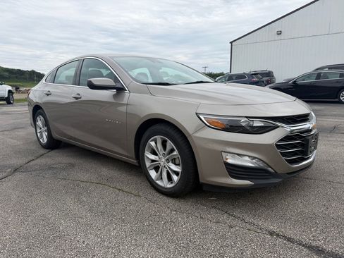 Used 2025 Chevrolet Malibu LT FWD image 2