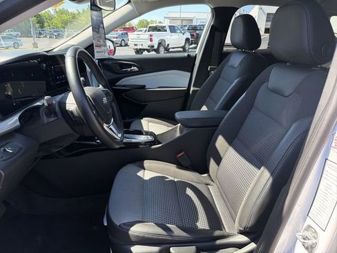 Certified 2025 Chevrolet Trax LT w/ LT Convenience Package FWD image 19