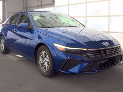 Used 2025 Hyundai Elantra SE FWD image 2
