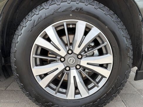 Used 2017 Nissan Pathfinder SL image 8