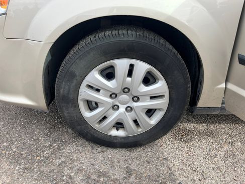 Used 2016 Dodge Grand Caravan American Value Package image 26