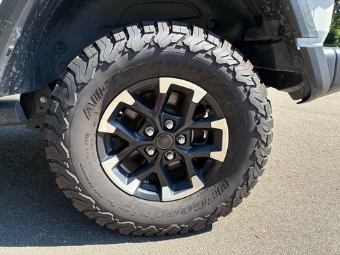 Used 2025 Jeep Wrangler Unlimited Rubicon AWD/4WD image 14