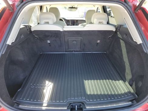 Used 2021 Volvo XC60 T5 Momentum image 6