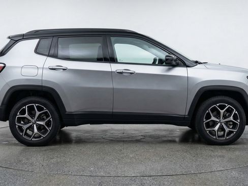 Used 2025 Jeep Compass Limited image 11