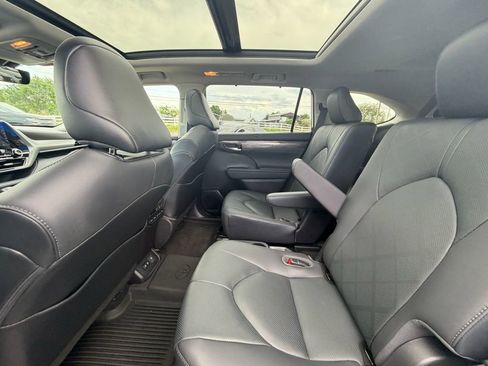Used 2020 Toyota Highlander Platinum image 16