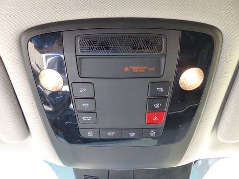 Used 2025 Kia Carnival EX FWD image 44