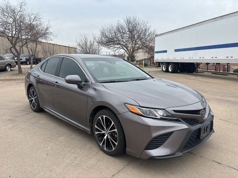 Used 2018 Toyota Camry XLE image 3