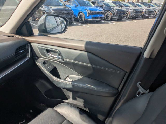Used 2023 Nissan Rogue SV w/ SV Premium B Package FWD image 15