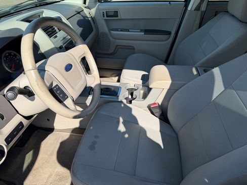 Used 2010 Ford Escape XLT image 9