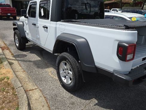Used 2024 Jeep Gladiator Sport AWD/4WD image 3