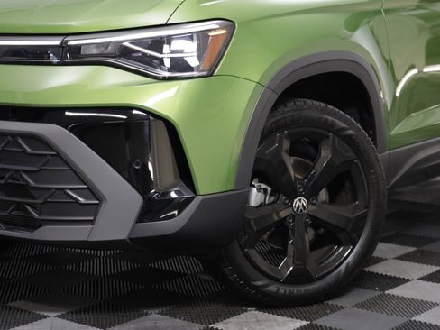 Used 2025 Volkswagen Taos SE image 3