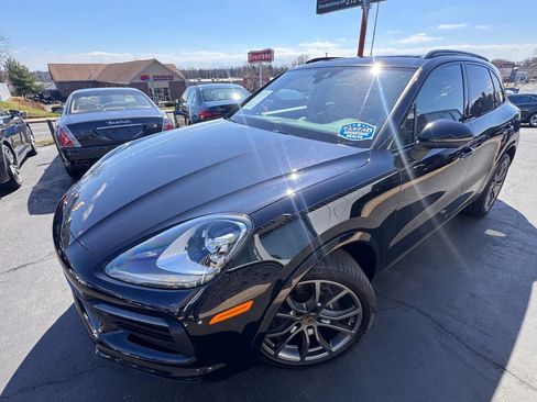 Used 2019 Porsche Cayenne Base AWD 4dr SUV w/ Premium Package image 3