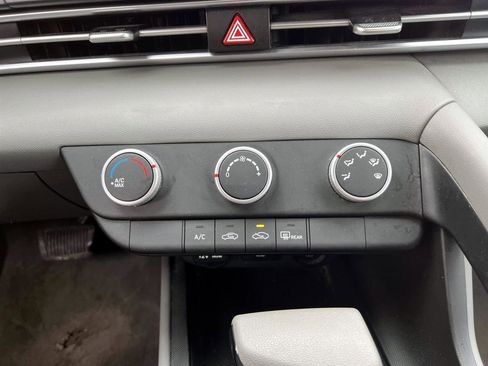 Used 2023 Hyundai Elantra SE image 17