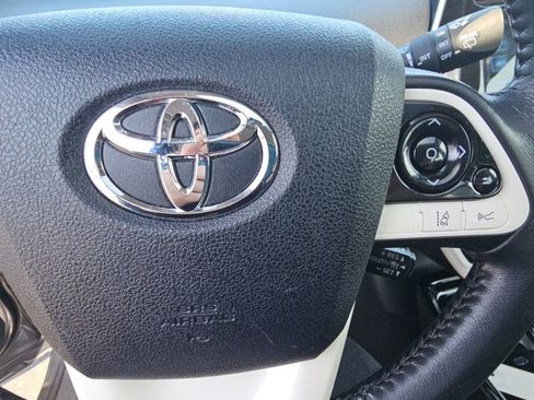 Used 2017 Toyota Prius Three w/ Advanced Technology Package image 12