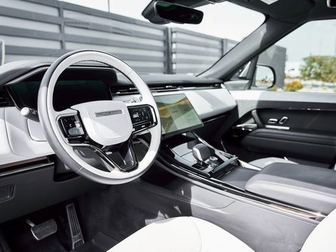 Used 2025 Land Rover Range Rover Sport Dynamic SE image 2