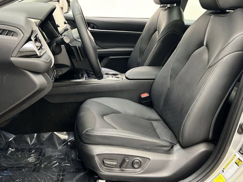 Used 2022 Toyota Camry XSE image 11