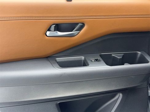 Used 2025 Nissan Pathfinder Platinum image 41