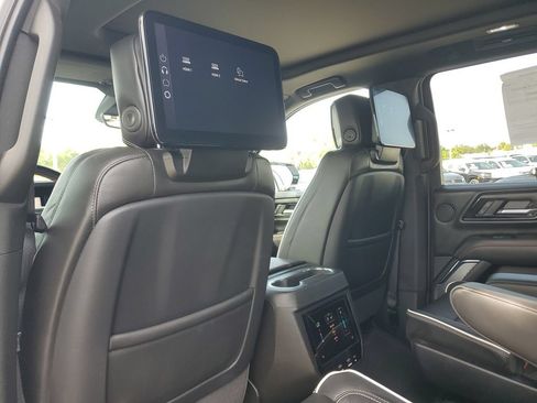 Used 2025 GMC Yukon XL AT4 Ultimate AWD/4WD image 17