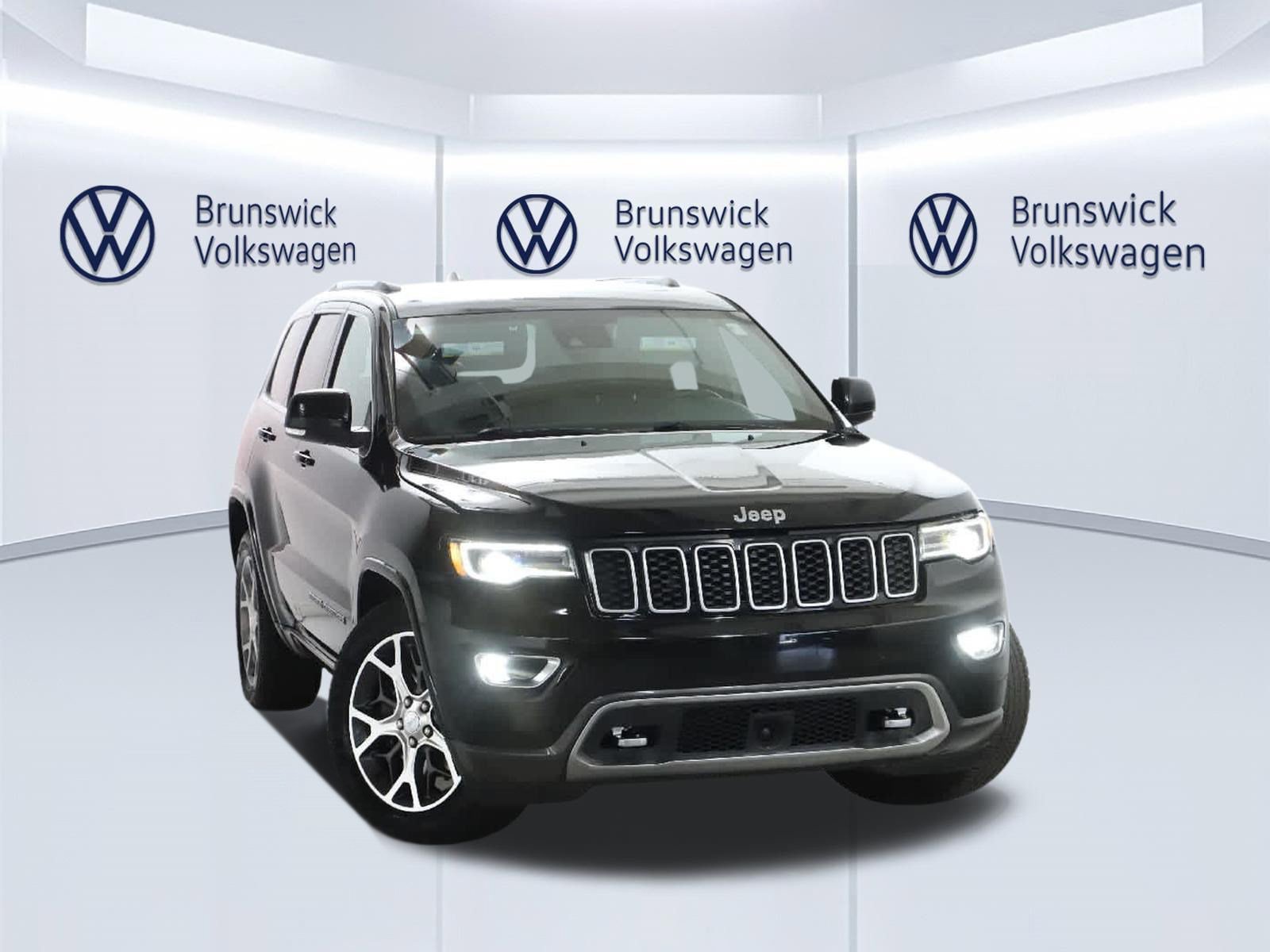Used 2018 Jeep Grand Cherokee Limited AWD/4WD image 2