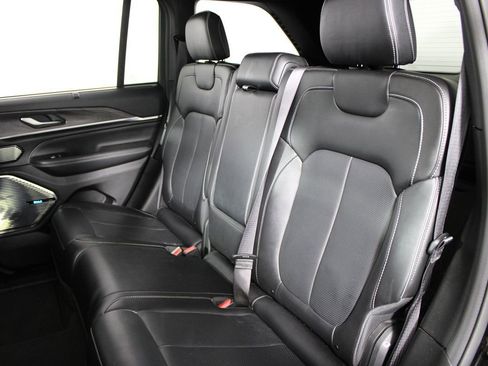 Used 2022 Jeep Grand Cherokee Overland w/ Luxury Tech Group IV image 30