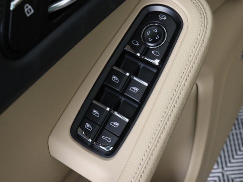 Used 2025 Porsche Macan image 25