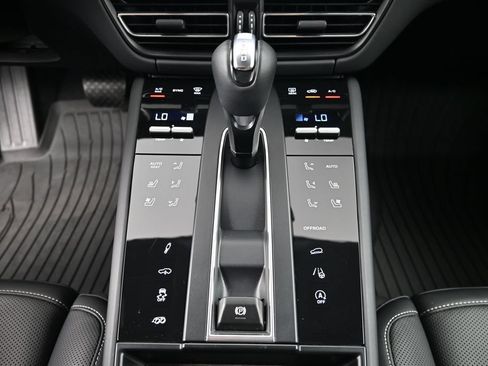 Certified 2024 Porsche Macan Turbo AWD/4WD image 18