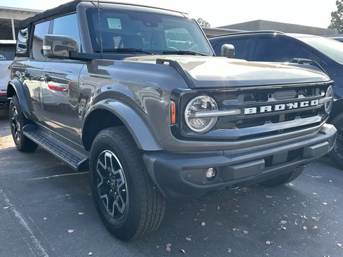 Used 2025 Ford Bronco Outer Banks AWD/4WD image 3