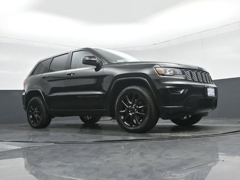 Used 2017 Jeep Grand Cherokee Altitude image 56