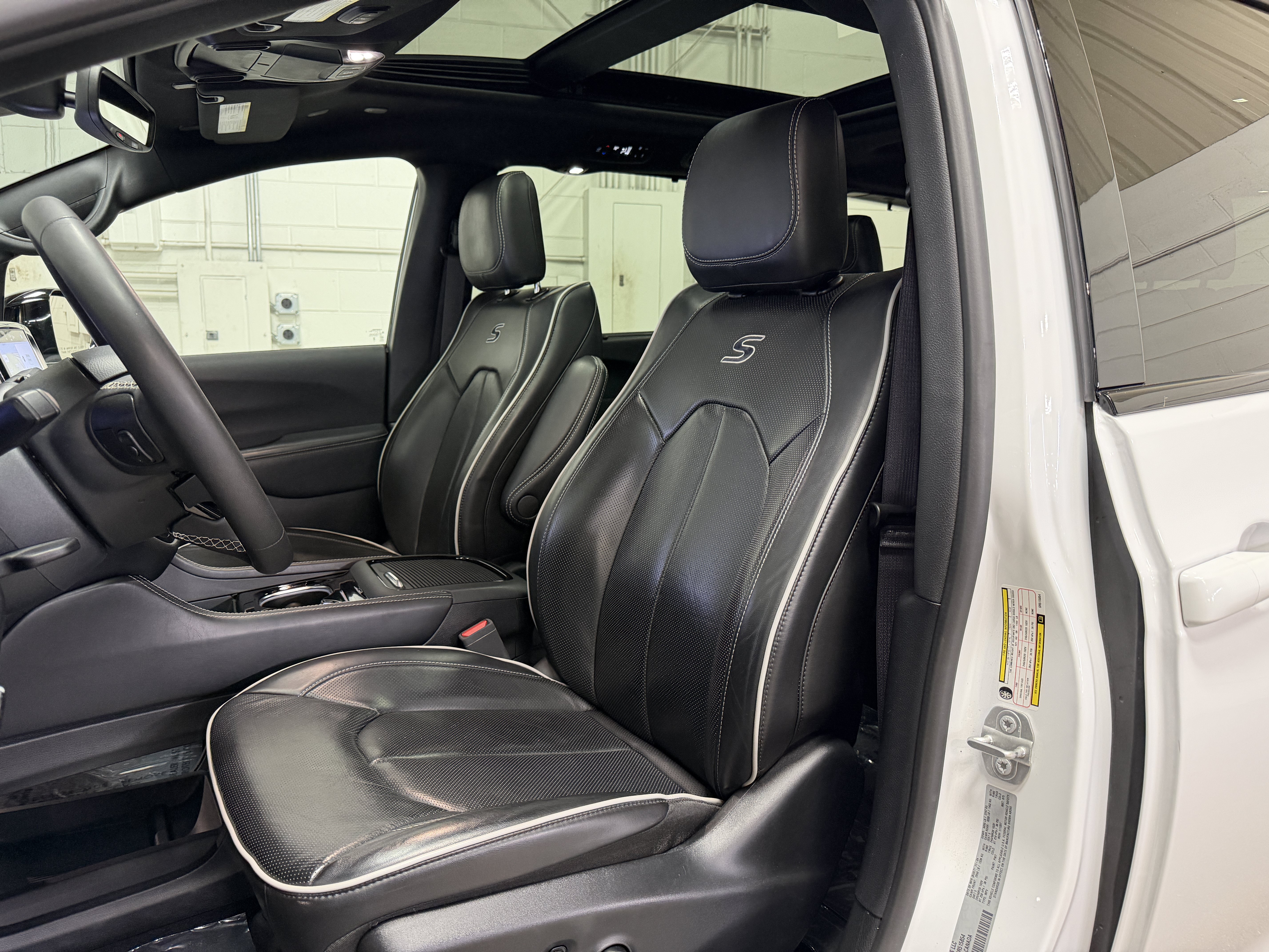 Used 2025 Chrysler Pacifica Limited FWD image 12
