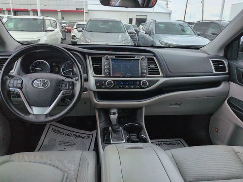 Used 2017 Toyota Highlander Limited AWD/4WD image 12
