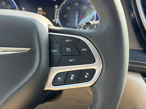 Used 2023 Chrysler Pacifica Touring-L FWD image 27
