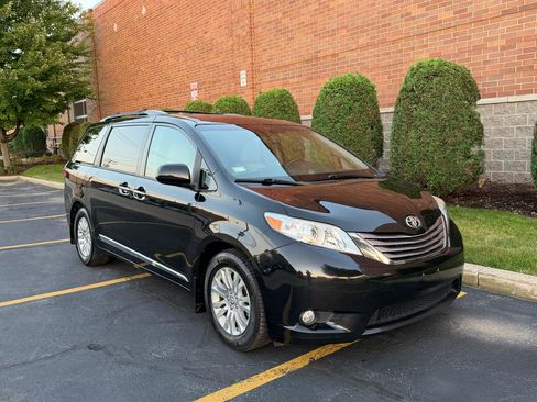 Used 2017 Toyota Sienna XLE w/ XLE Navigation Package FWD image 7