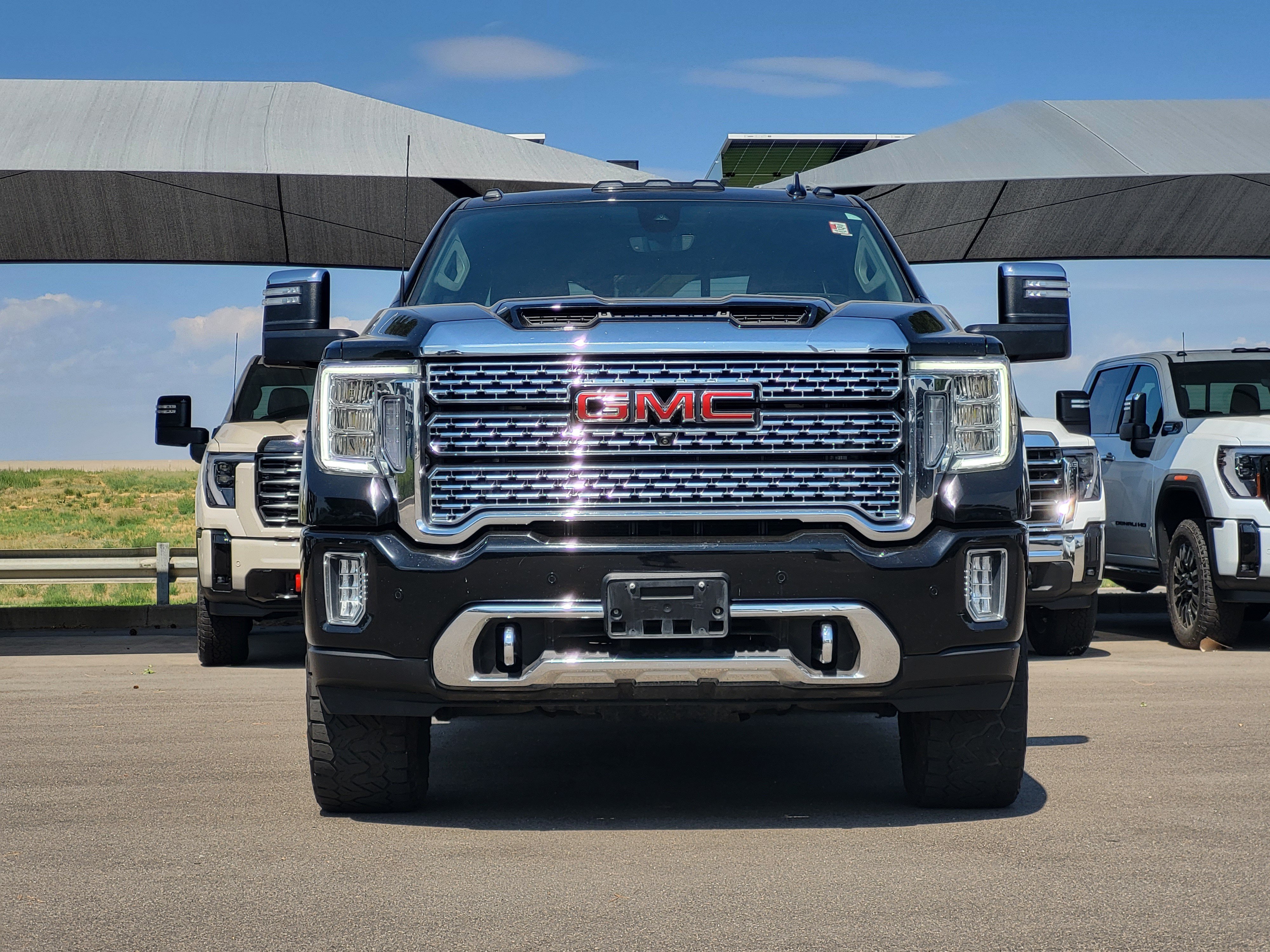 Used 2022 GMC Sierra 2500 Denali w/ Denali Ultimate Package AWD/4WD image 2