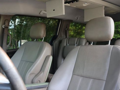 Used 2014 Chrysler Town & Country Touring FWD image 19
