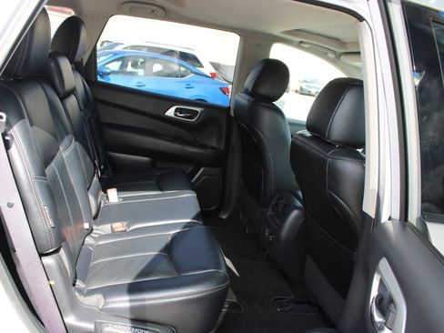 Used 2018 Nissan Pathfinder SL w/ SL Premium Package FWD image 12