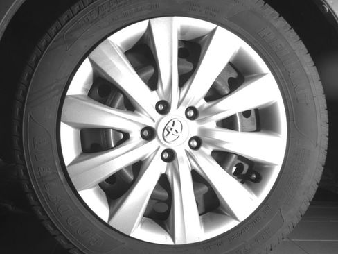 Used 2014 Toyota Corolla LE FWD image 9