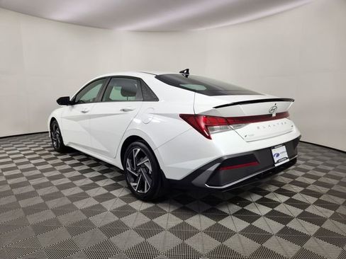 Certified 2025 Hyundai Elantra SEL FWD image 3