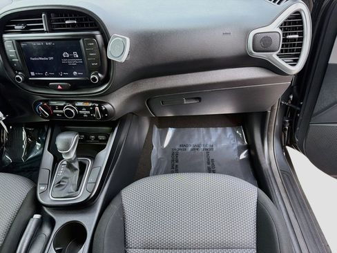 Used 2023 Kia Soul LX w/ LX Technology Package FWD image 17