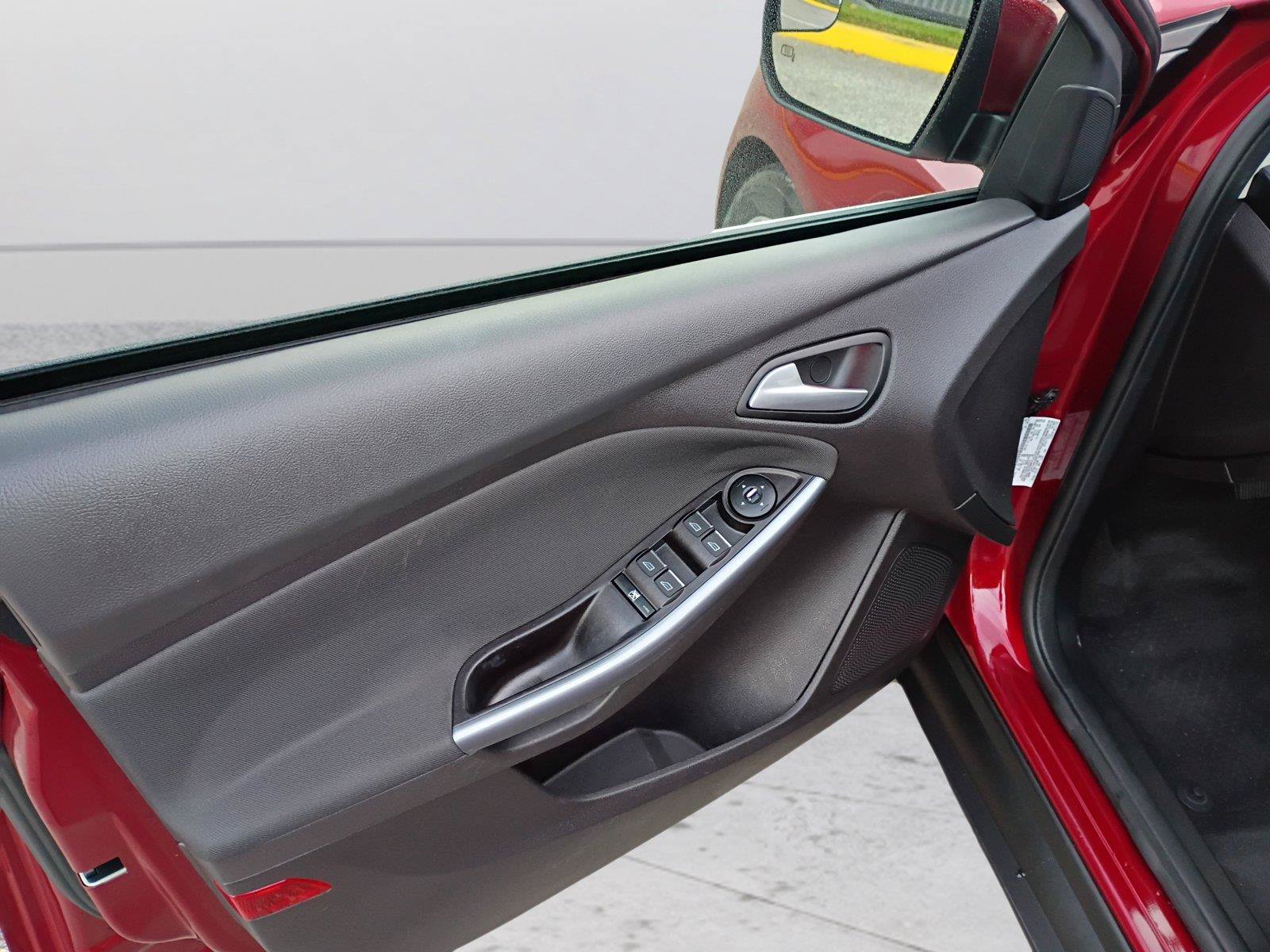 Used 2014 Ford Focus Titanium FWD image 9