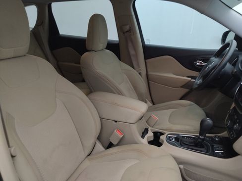 Used 2019 Jeep Cherokee Latitude w/ Popular Appearance Group AWD/4WD image 21