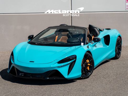 Used 2025 McLaren Artura image 1