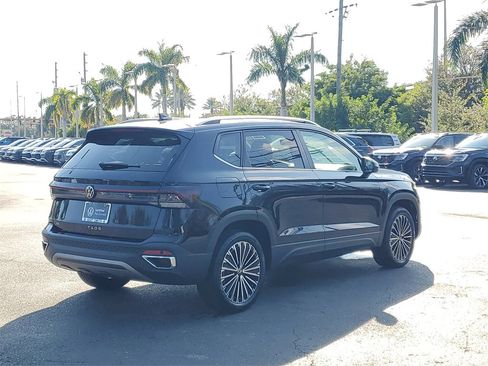 Certified 2025 Volkswagen Taos SE image 3